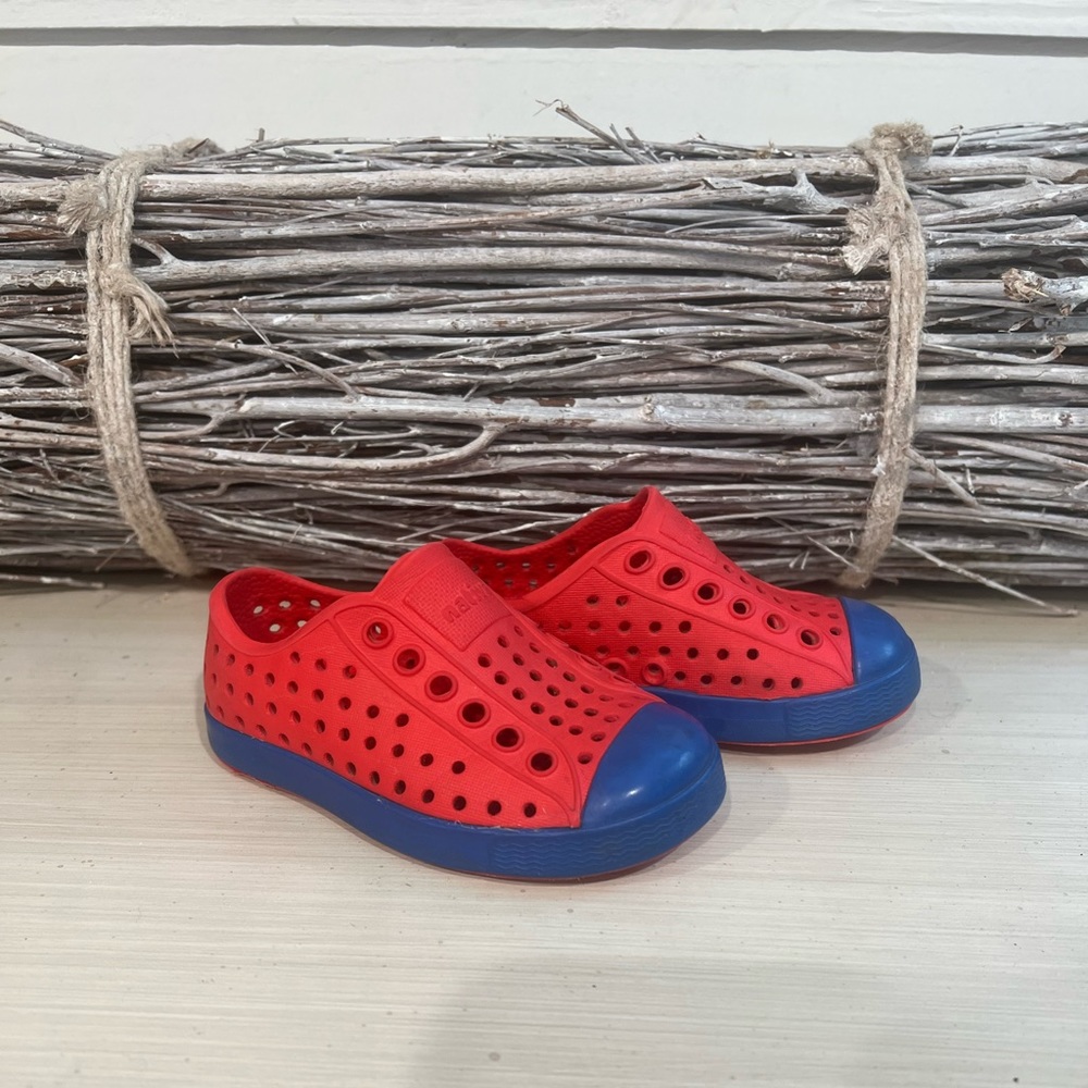 Natives toddler shoes. Size 5. GUC.